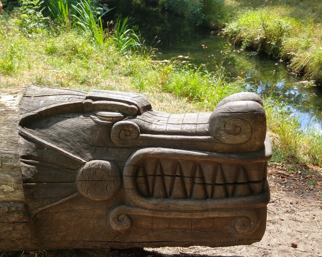 Sculpture du dragon Fafnir dans le Bois de Vincennes